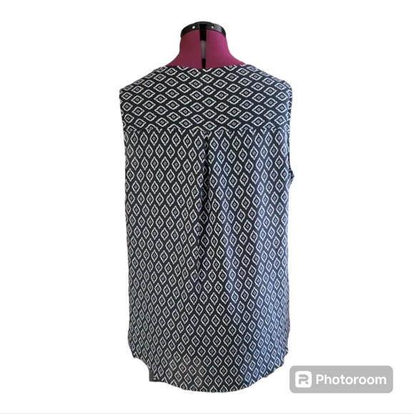 ✨️$3 or 2 for $5✨️Terra & Sky sleeveless top - Picture 2 of 8